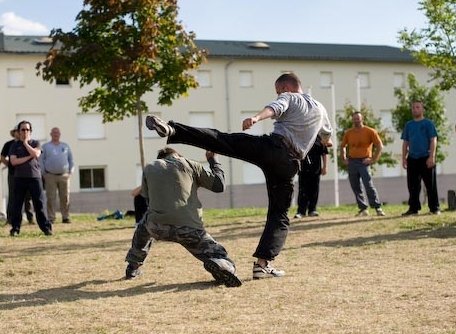 Esquive et coup de pied en Systema — entraînement en extérieur